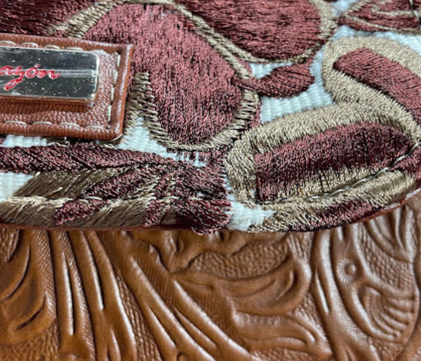 Bolsa Crossbody De Piel Vacuno Con Bordado Artesanal HECHO EN MÉXICO