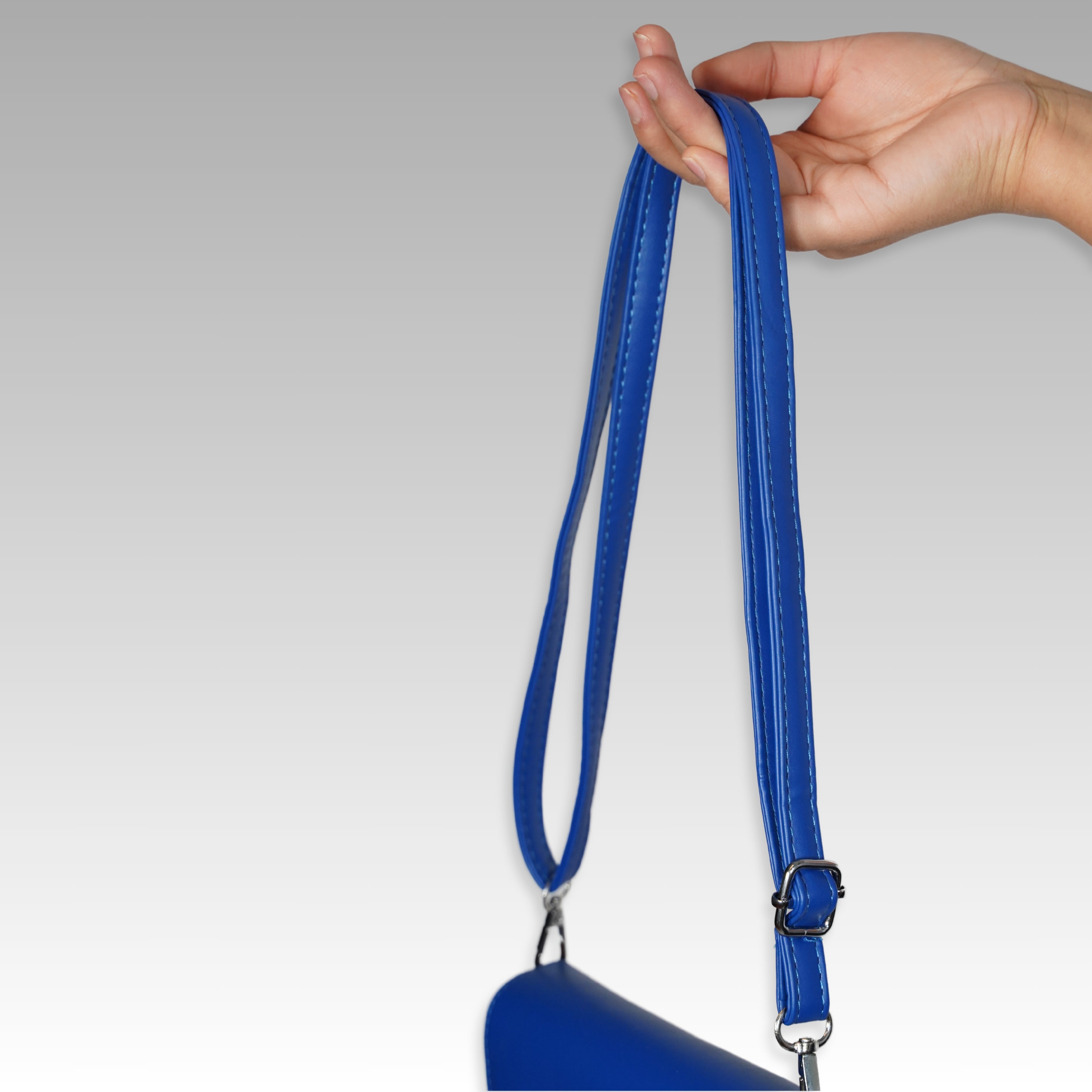 Bolsa de mano Level 26 con correa y herraje metálico decorativo color azul.