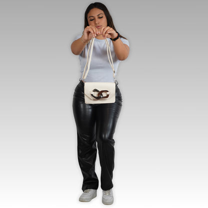 Bolsa de mano Level 26 con correa y herraje metálico decorativo color blanco